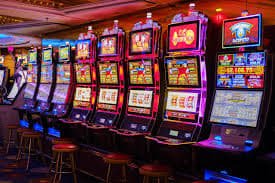 Dealer profesional mentol4d mengatur permainan Bandar Poker di studio live multi-kamera